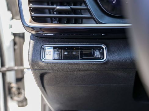 Used 2024 Buick Envision Avenir AWD/4WD image 17