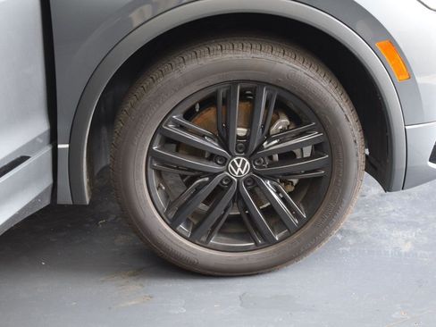 Certified 2022 Volkswagen Tiguan SE R-Line image 9