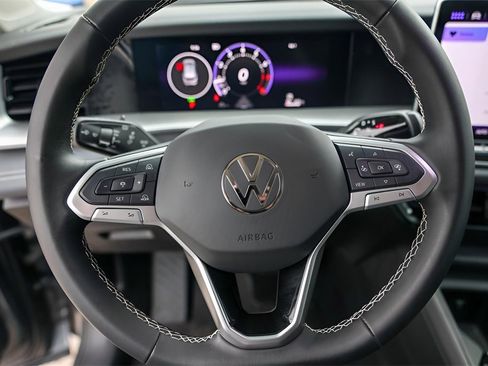 Used 2025 Volkswagen Tiguan SE image 14