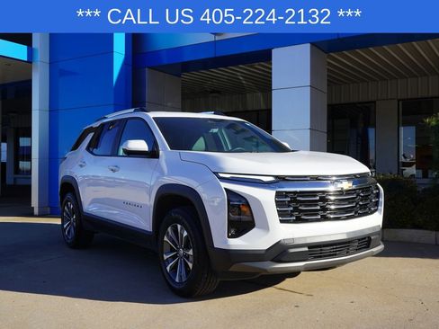 Used 2025 Chevrolet Equinox LT w/ Convenience Package II image 2