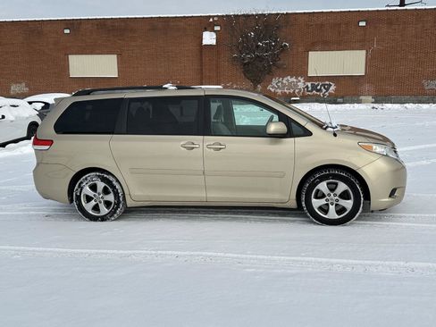 Used 2012 Toyota Sienna LE image 9