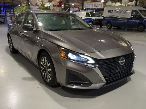 Used 2024 Nissan Altima 2.5 SV FWD image 5