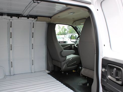 Used 2025 Chevrolet Express 3500 Extended w/ Driver Convenience Package RWD image 10