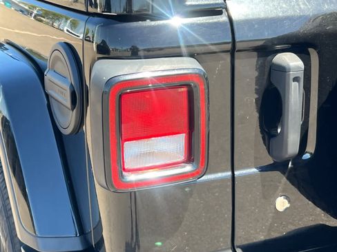 Used 2018 Jeep Wrangler Unlimited Sahara w/ Uconnect 4C Nav & Sound Group AWD/4WD image 19