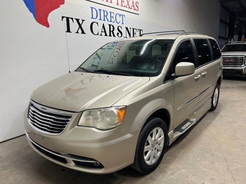 Used 2014 Chrysler Town & Country Touring image 13