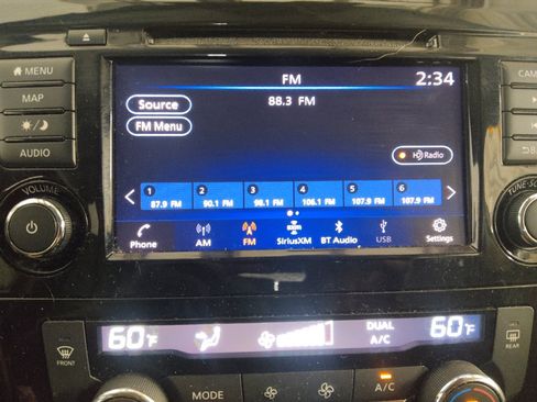 Used 2018 Nissan Rogue SL FWD image 25