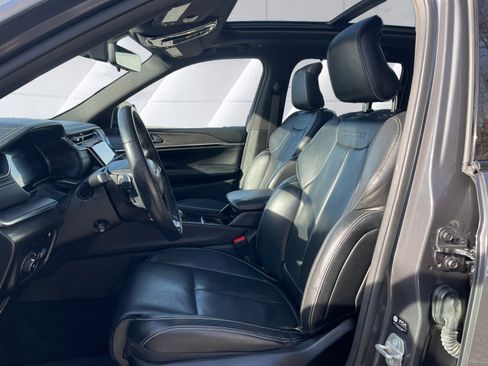 Used 2024 Jeep Grand Cherokee Overland w/ Advanced Protech Group III image 10