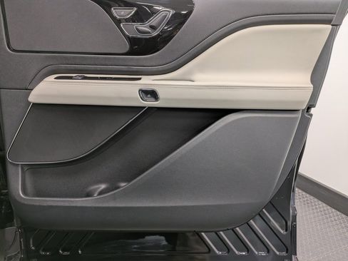 Used 2025 Lincoln Aviator Premiere image 27