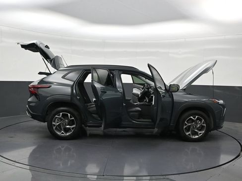 Used 2025 Chevrolet Trax LT FWD image 32
