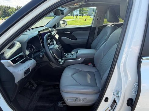Used 2024 Toyota Highlander XLE AWD/4WD image 16