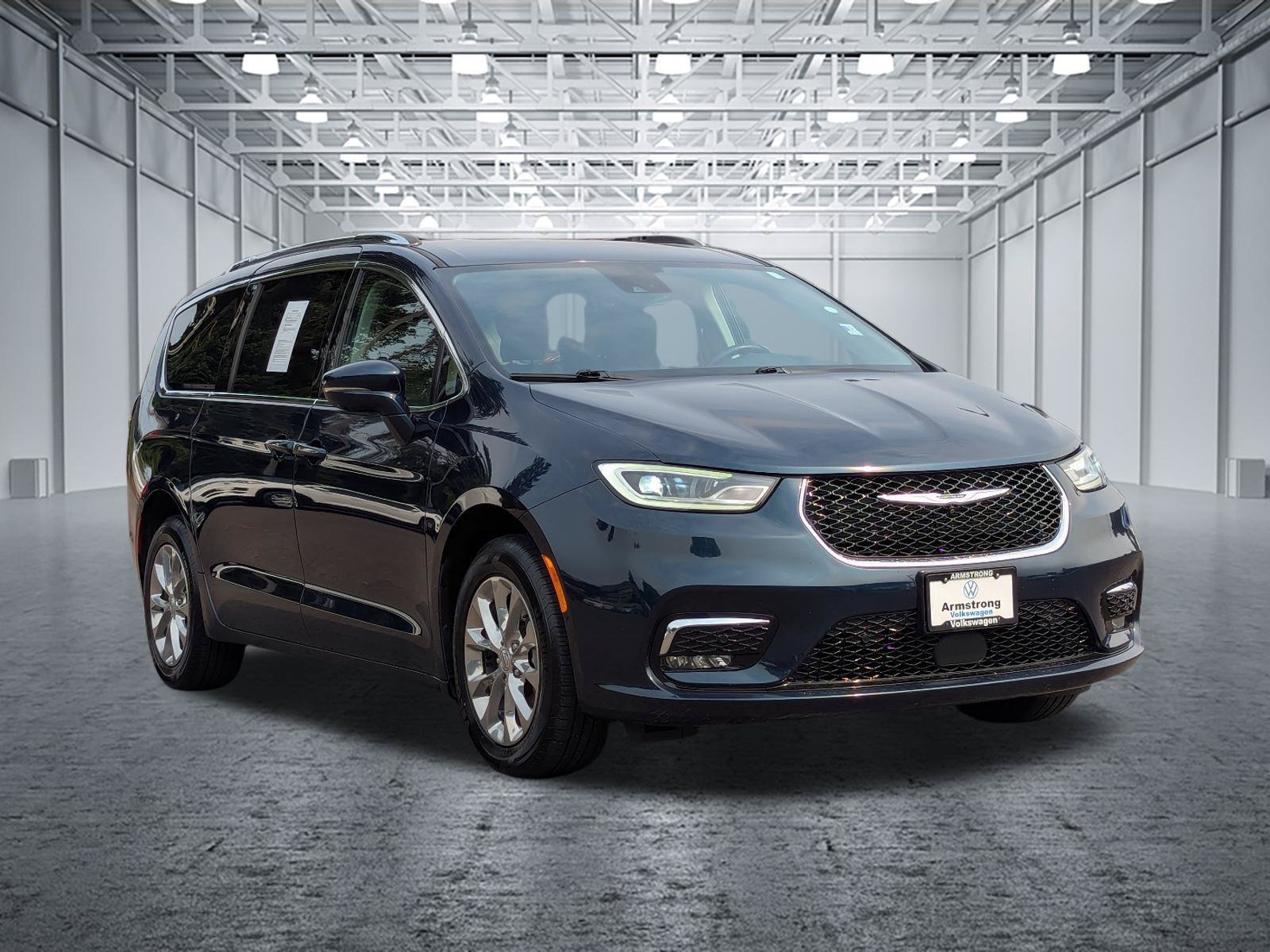 Used 2021 Chrysler Pacifica Touring-L w/ Uconnect Theater Family Group AWD/4WD image 7