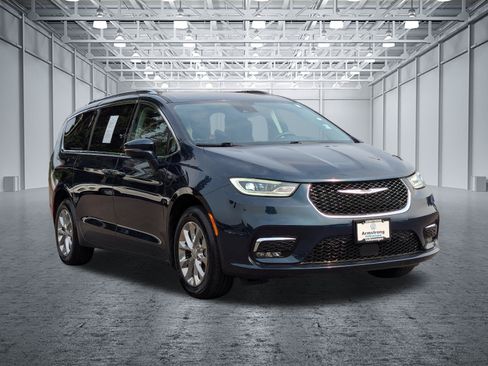 Used 2021 Chrysler Pacifica Touring-L w/ Uconnect Theater Family Group AWD/4WD image 7