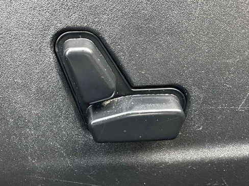 Used 2018 Chrysler 300 S RWD image 28