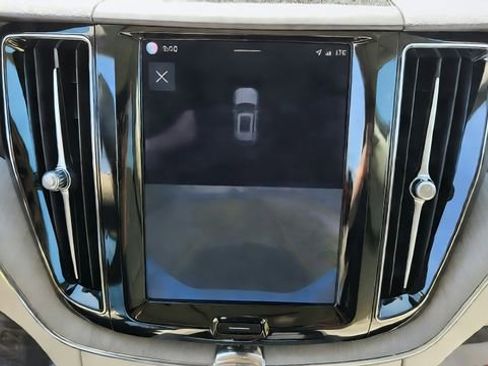 Used 2023 Volvo XC60 B5 Plus FWD image 17