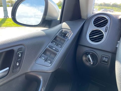 Used 2011 Volkswagen Tiguan S image 10