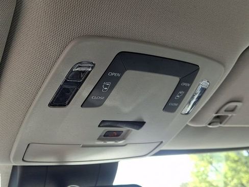 Used 2025 Toyota Sienna LE FWD image 27