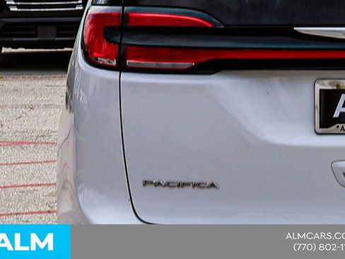 Used 2024 Chrysler Pacifica Touring-L image 14