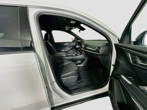 Used 2025 Chevrolet Traverse LT FWD image 33