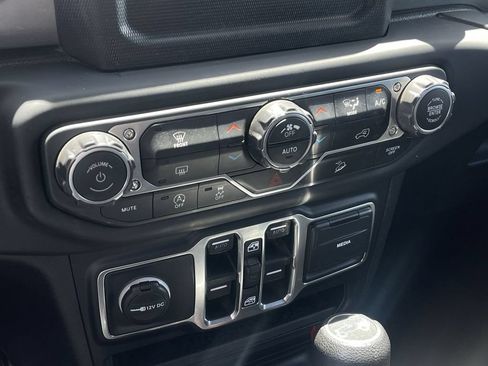 Used 2018 Jeep Wrangler Unlimited Sahara AWD/4WD image 33