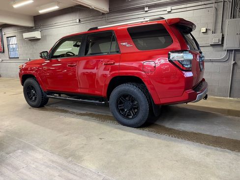 Used 2018 Toyota 4Runner TRD Off-Road image 2