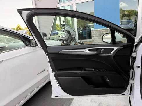Used 2020 Ford Fusion SE FWD image 11