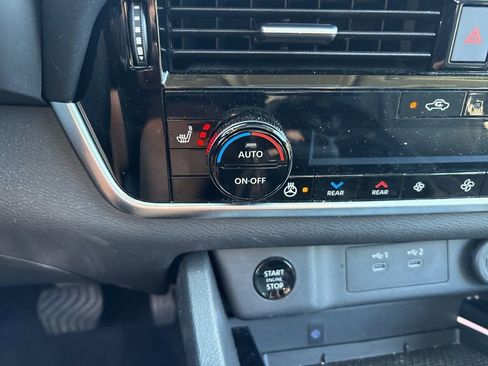 Used 2025 Nissan Rogue SL w/ Tech Package AWD/4WD image 6