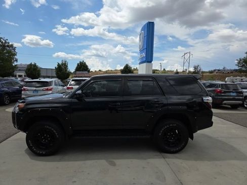 Used 2019 Toyota 4Runner SR5 AWD/4WD image 8