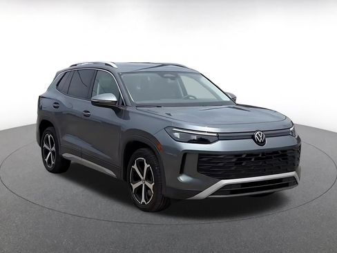 Used 2026 Volkswagen Tiguan SE AWD/4WD image 3