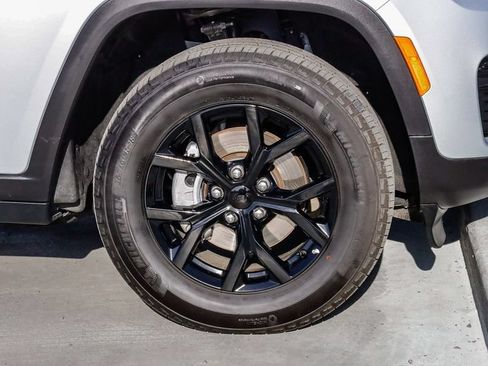 Used 2025 Jeep Grand Cherokee Altitude AWD/4WD image 11