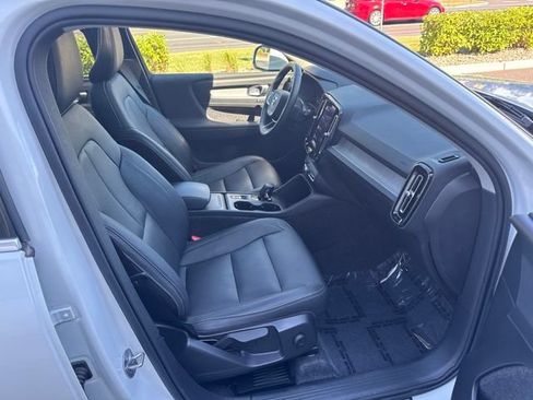 Certified 2025 Volvo XC40 B5 Core AWD/4WD image 15