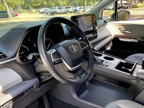 Used 2022 Toyota Sienna XLE image 14