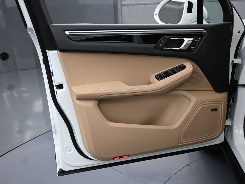 Certified 2026 Porsche Macan AWD/4WD image 15