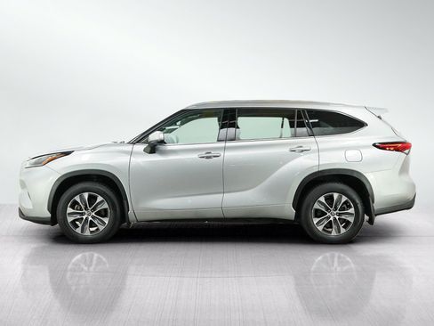 Used 2021 Toyota Highlander XLE AWD/4WD image 2
