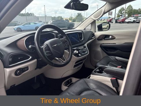 Used 2017 Chrysler Pacifica Touring-L Plus w/ Advanced Safetytec Group FWD image 5