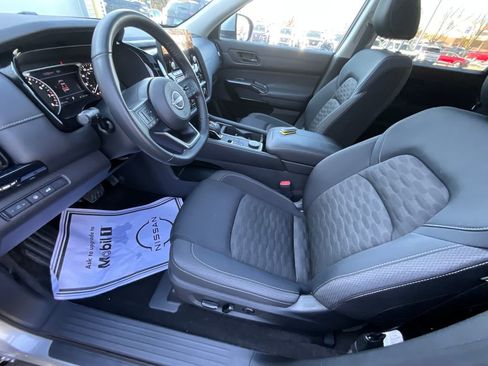 Used 2025 Nissan Pathfinder SV w/ SV Premium Package image 39