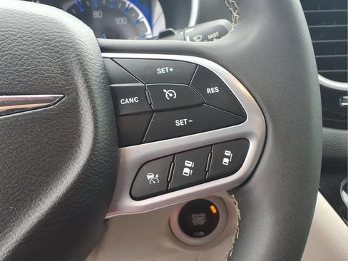 Used 2024 Chrysler Pacifica Touring-L FWD image 14