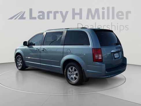 Used 2010 Chrysler Town & Country Touring FWD image 4