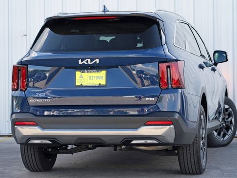 Used 2024 Kia Sorento S w/ Panoramic Sunroof Package image 4