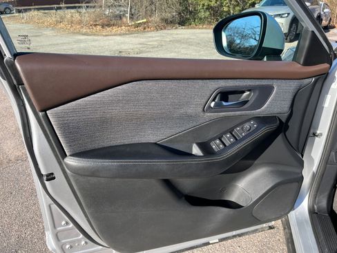 Used 2023 Nissan Rogue SV image 18