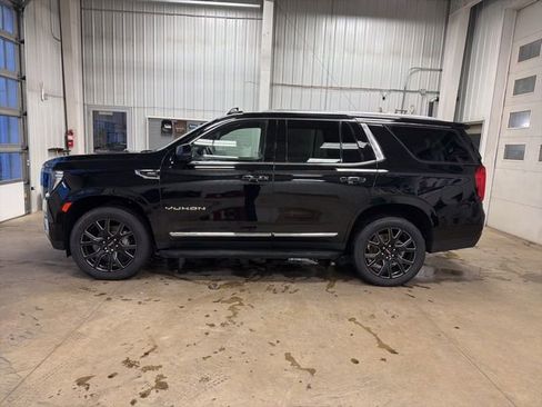 Used 2024 GMC Yukon SLT w/ SLT Luxury Package image 8