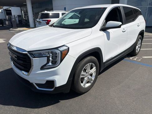 Used 2024 GMC Terrain SLE FWD image 2