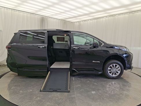 Used 2026 Toyota Sienna XLE FWD image 29