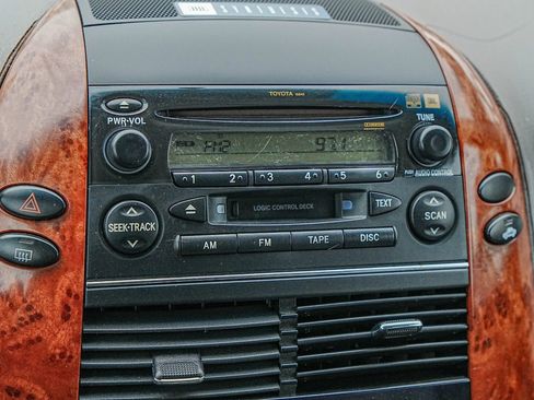 Used 2004 Toyota Sienna XLE Limited image 29