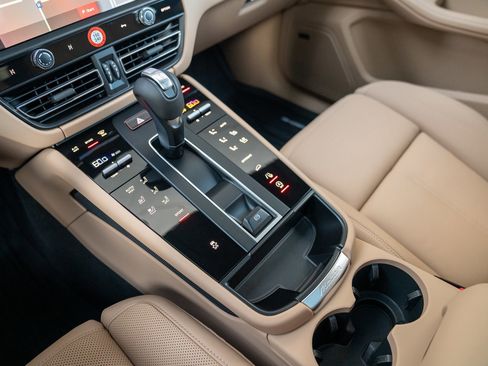 Certified 2026 Porsche Macan AWD/4WD image 20