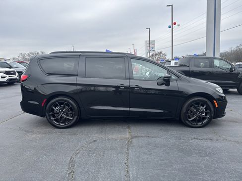 Used 2025 Chrysler Pacifica Limited image 1