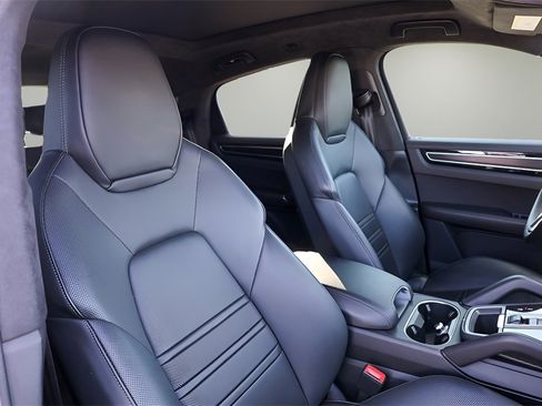 Used 2023 Porsche Cayenne GTS image 20