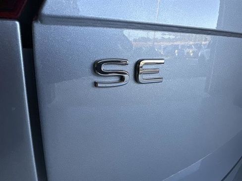 Certified 2022 Volkswagen Tiguan SE R-Line image 11