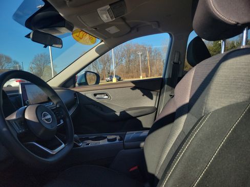 Used 2022 Nissan Rogue SV image 15