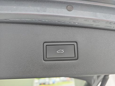 Certified 2024 Volkswagen Tiguan SE FWD image 14