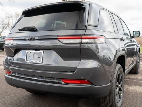 New 2025 Jeep Grand Cherokee Laredo image 5